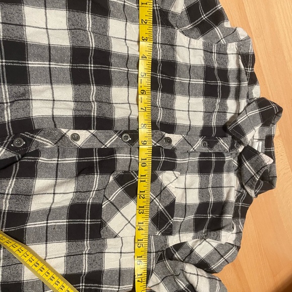 Used black and white women’s flannel. Size small brand me to we - Picture 12 of 14